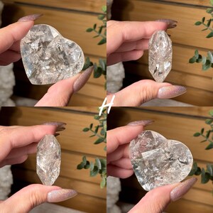 Puede incluir: Cuatro im&aacute;genes de cristales de cuarzo transparente. Se muestran dos cristales en forma de coraz&oacute;n y dos cristales alargados y puntiagudos. Los cristales se sostienen sobre un fondo de follaje verde.