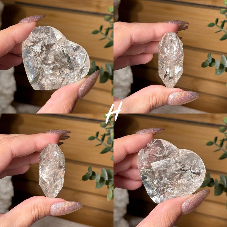 Puede incluir: Cuatro im&aacute;genes de cristales de cuarzo transparente. Se muestran dos cristales en forma de coraz&oacute;n y dos cristales alargados y puntiagudos. Los cristales se sostienen sobre un fondo de follaje verde.