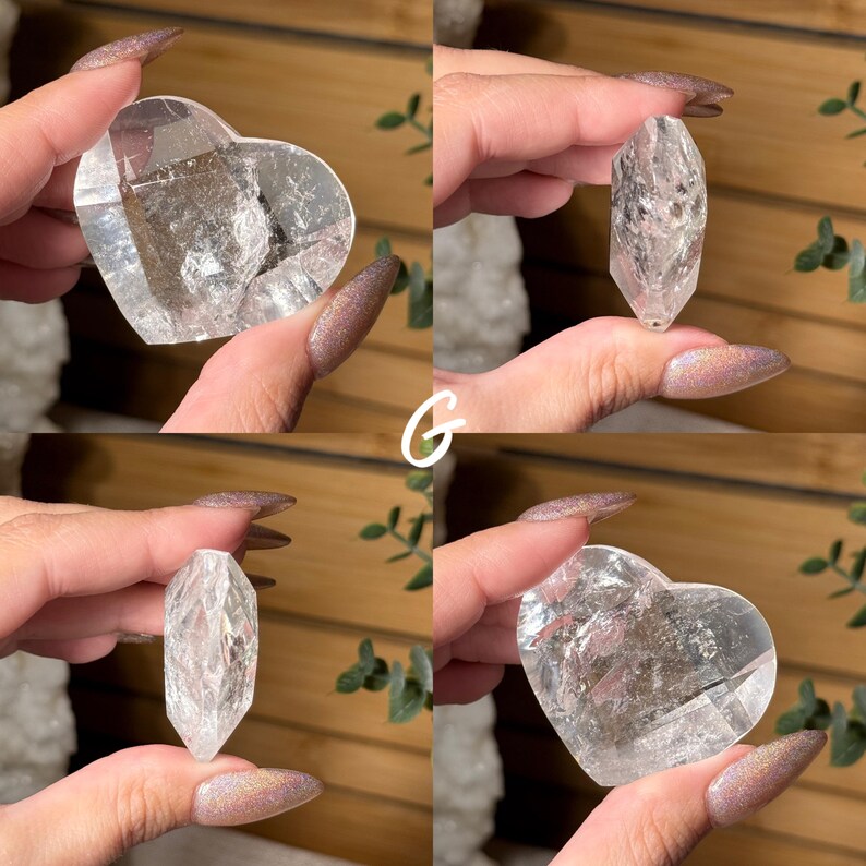 Puede incluir: Cuatro im&aacute;genes de cristales de cuarzo transparente. Dos tienen forma de coraz&oacute;n y dos son formas puntiagudas y facetadas. Los cristales se sostienen contra un fondo borroso de vegetaci&oacute;n. Los cristales son transparentes con algunas inclusiones internas.