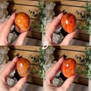 Puede incluir: Cuatro im&aacute;genes de una piedra de cornalina pulida. La piedra tiene forma ovalada con una mezcla de tonos naranja y marr&oacute;n. La piedra se sostiene en una mano, con la letra "B" en blanco en el centro de las im&aacute;genes.