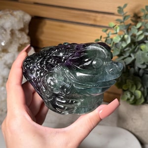 Large Fluorite Money Toad Carving Rainbow Fluorite Crystal Lucky Frog Statue Feng Shui Crystal for Wealth Prosperity Abundance Good Fortune