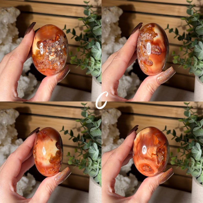 Puede incluir: Cuatro im&aacute;genes de una piedra pulida de forma ovalada, con una mezcla de colores naranja, marr&oacute;n y blanco. La piedra se sostiene en una mano, mostrando su textura suave y sus patrones naturales. El fondo incluye vegetaci&oacute;n y una superficie de madera.