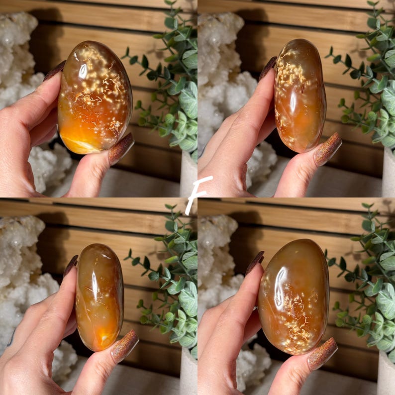 Puede incluir: Cuatro im&aacute;genes de piedras pulidas de forma ovalada. Las piedras son de color &aacute;mbar-marr&oacute;n transl&uacute;cido con patrones blancos y dorados. Las piedras se sostienen en una mano, con un fondo de vegetaci&oacute;n y cristales blancos.