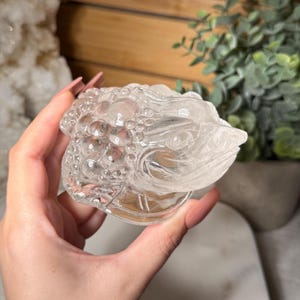 Large Clear Quartz Money Toad Carving Clear Quartz Crystal Lucky Frog Statue Feng Shui Crystal for Wealth Prosperity Abundance Good Fortune