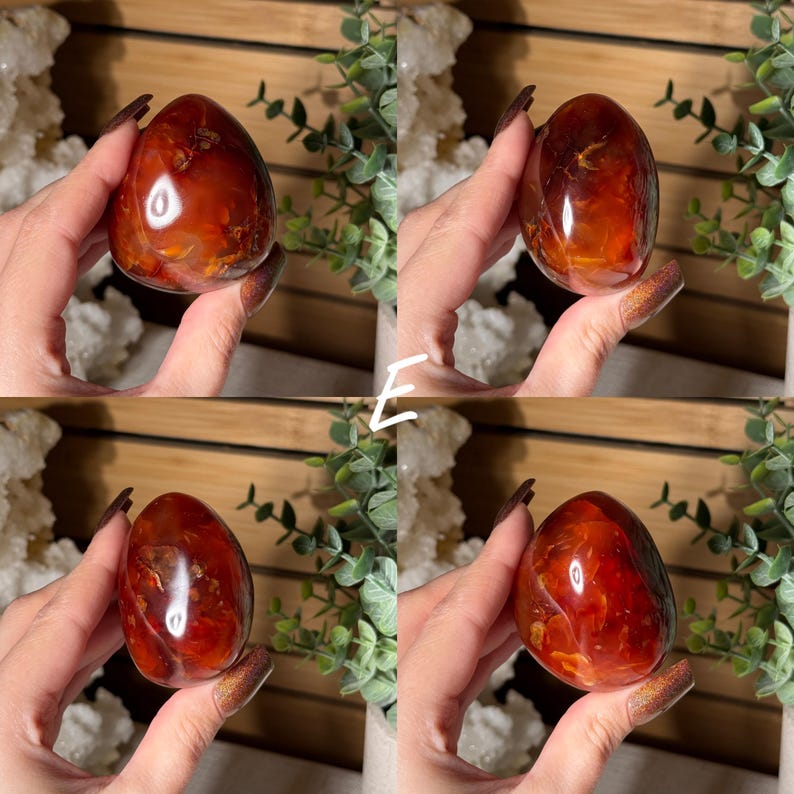 Puede incluir: Cuatro im&aacute;genes de un huevo de cornalina pulido. Los huevos son de un color rojo-anaranjado intenso con patrones y translucidez variables. Los huevos se sostienen en una mano, con un fondo de vegetaci&oacute;n y cristales blancos.