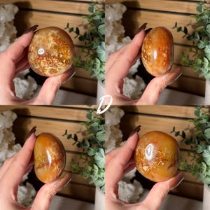 Puede incluir: Cuatro im&aacute;genes de piedras de cornalina pulidas. Las piedras tienen forma ovalada con una mezcla de patrones naranjas, marrones y blancos. Las piedras se sostienen en una mano, con un fondo de vegetaci&oacute;n y cristales blancos.