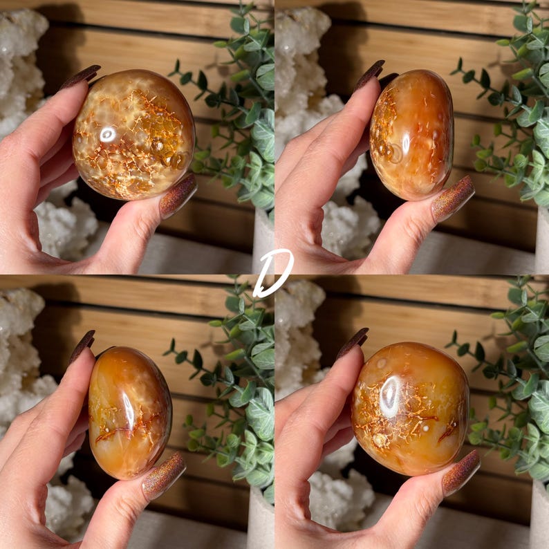 Puede incluir: Cuatro im&aacute;genes de piedras de cornalina pulidas. Las piedras tienen forma ovalada con una mezcla de patrones naranjas, marrones y blancos. Las piedras se sostienen en una mano, con un fondo de vegetaci&oacute;n y cristales blancos.