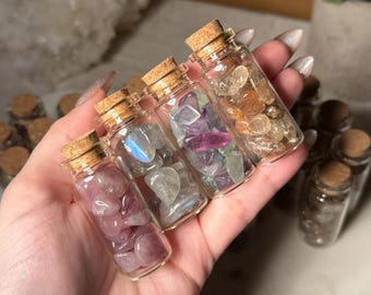 Botella pequeña de chips de cristal. Elija su propio tipo de chips de cristal en una botella de vidrio. Vial de cristal metafísico para trabajo energético y rejillas de cristal.