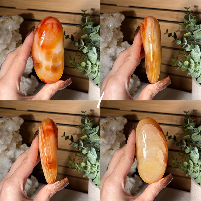 Puede incluir: Cuatro im&aacute;genes de piedras de cornalina pulidas. Las piedras var&iacute;an en color de naranja a amarillo claro, con patrones de remolinos y manchas. Las piedras se sostienen en una mano, mostrando sus formas lisas y redondeadas. El fondo incluye vegetaci&oacute;n y un cristal blanco.