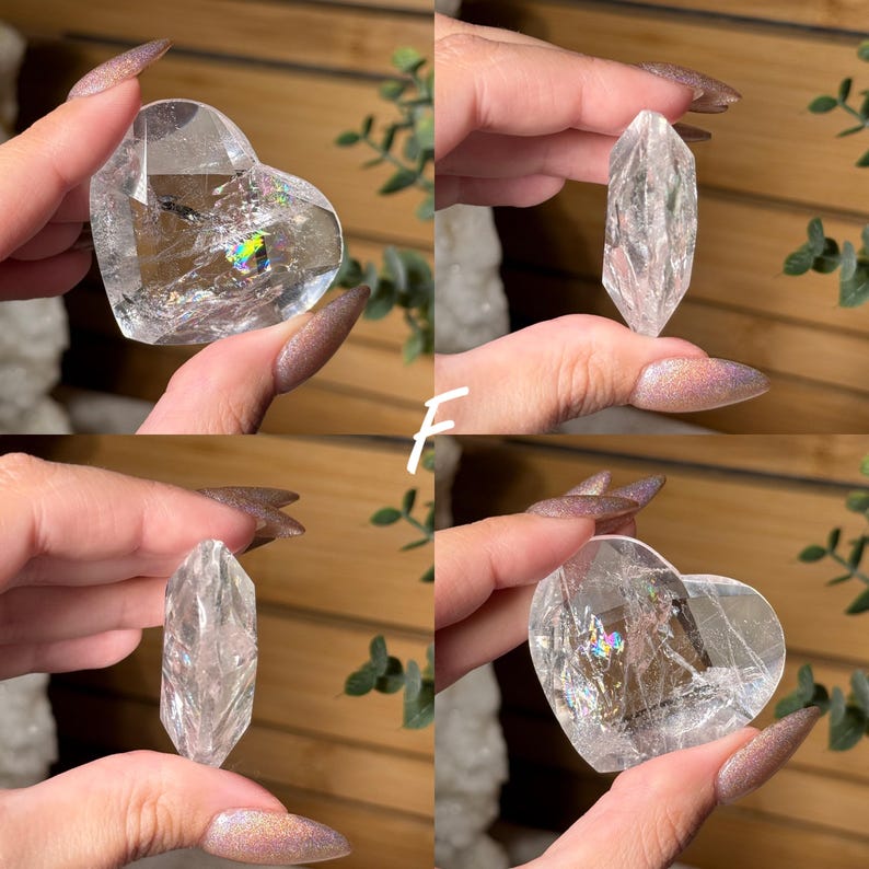 Puede incluir: Cuatro im&aacute;genes que muestran cristales de cuarzo transparente. Se muestran dos cristales en forma de coraz&oacute;n y dos varitas de cristal puntiagudas. Los cristales tienen inclusiones internas y destellos iridiscentes. El fondo incluye vegetaci&oacute;n y una superficie de madera.