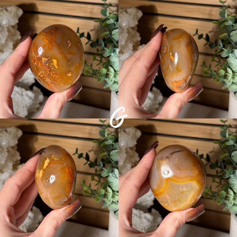 Puede incluir: Cuatro im&aacute;genes de una piedra preciosa pulida de forma ovalada. La piedra presenta una mezcla de colores marr&oacute;n, naranja y crema con patrones &uacute;nicos. La piedra preciosa se sostiene en una mano, mostrando su superficie lisa y brillante. El fondo incluye vegetaci&oacute;n y cristales blancos.