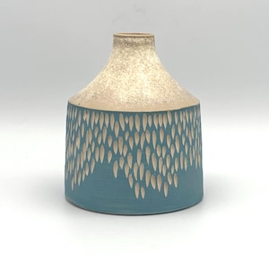 Tide Fall - Un vaso in ceramica blu e avena intagliato, realizzato a mano nella Cornovaglia settentrionale.