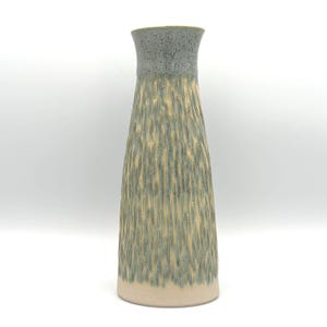 Vase en grès sculpté à la main avec une texture de bois flotté peint, fait main dans les Cornouailles du Nord