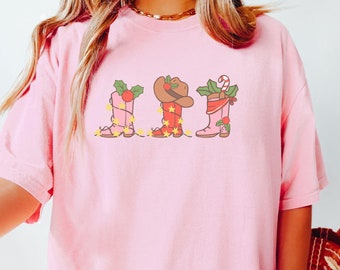 Western Christmas Shirt, Comfort Colors® Shirt, Howdy Christmas Shirt, Cowgirl Boots, Cowboy Christmas Shirt, Yeehaw Xmas, Retro Christmas