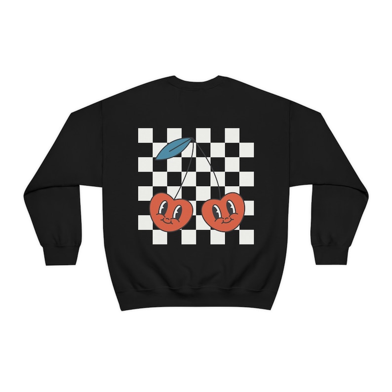 K&ouml;nnte beinhalten: Schwarzes Sweatshirt mit einem karierten Muster und zwei roten Kirschen mit l&auml;chelnden Gesichtern oben.