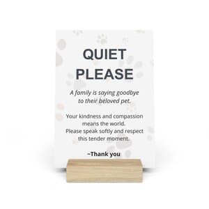 Cartello commemorativo per animali domestici "Silenzio, per favore" / Pannello da galleria con supporto in legno / Espositore da tavolo per eutanasia veterinaria / Promemoria di addio compassionevole
