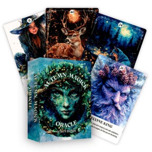 Op de afbeelding: Een "Autumn Magick Oracle" deck met een doos met een groen getint gezicht en verschillende kaarten. De kaarten tonen afbeeldingen van een vrouw, een hert, een wolf en een figuur met een krans van dennenappels. De set is van Britta Baumann.