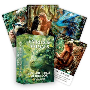 Peut inclure: Un jeu de cartes oracle "Fairies & Animals" et un guide. La boîte présente une illustration de dragon vert. Plusieurs cartes montrent de l'art fantastique d'une fée, d'un dragon, d'un homme avec un corbeau et d'un homme avec un blaireau.