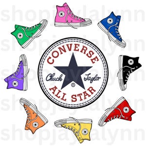 Puede incluir: Gráfico de ocho zapatillas altas de diferentes colores, incluyendo verde, rosa, azul, negro, naranja, amarillo, rojo y morado, rodeando un logotipo central de Converse All Star. Las zapatillas tienen cordones y suelas blancas.