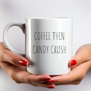 Puede incluir: Taza de café de cerámica blanca con texto negro que dice "Coffee then Candy Crush".