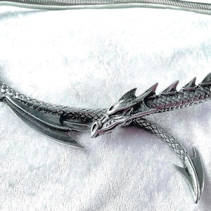 Collana Dragon Lure di Alchemy England, gioiello gotico.