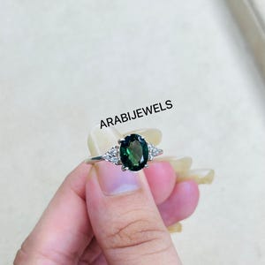 Hermoso anillo de turmalina verde en plata de ley 925 con corte ovalado minimalista, ideal como regalo de compromiso, boda y aniversario.