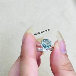 Anillo solitario de turmalina verde menta. Hermoso anillo de piedras preciosas en plata de ley 925. Elegante joyería minimalista. Anillo de turmalina para uso diario.