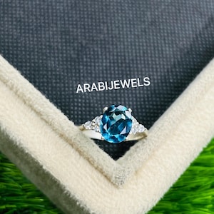 Anel de noivado oval com espinélio azul: detalhe marquise, anel de prata esterlina com três pedras