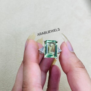 Anillo de turmalina verde menta, anillo de compromiso con turmalina de talla esmeralda, anillo llamativo con detalles laterales, joyería de turmalina en plata de ley 925.