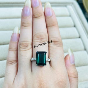 Anillo de turmalina verde con corte octogonal y turmalina verde en plata de ley 925. Piedra natal de octubre: turmalina verde. Anillo de compromiso y boda.