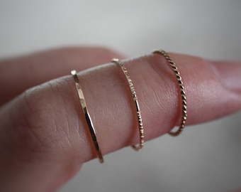 Trio 14K goudgevulde gouden stapelring SET van drie Mix en Match minimalistisch gekerfd gehamerd breed licht stapelbaar cadeau