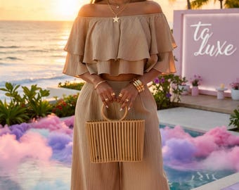 Elegancki top z odkrytymi ramionami i falbanką | Spodnie z szerokimi nogawkami | Odzież na wakacje | Tropikalny styl życia | TC LUXE (M)