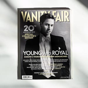 Könnte beinhalten: Ein Schwarzweiß-Magazincover mit einem Porträt eines jungen Mannes im Smoking. Das Magazin heißt "Vanity Fair" und die Titelgeschichte lautet "Young and Royal: Europe's Thoroughly Modern Monarchies".