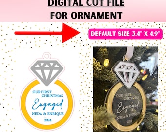 Puede incluir: Un adorno navideño dorado y blanco con un diseño de anillo de diamantes. El adorno dice "Our First Christmas Engaged Neda & Enrique 2024". El adorno mide 3,4 pulgadas por 4,9 pulgadas.