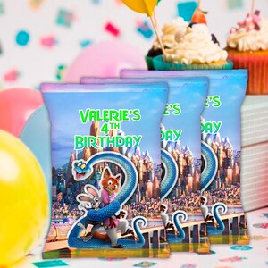 K&ouml;nnte beinhalten: Drei Party-Geschenkt&uuml;ten mit einem Stadtlandschaftshintergrund und dem Text "Valeries 4. Geburtstag". Die T&uuml;ten zeigen Zeichentrickfiguren, einen Fuchs, ein Kaninchen und eine blaue Schlange. Die T&uuml;ten sind blau und haben einen Rei&szlig;verschluss.