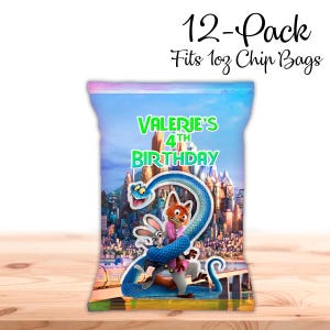 K&ouml;nnte beinhalten: Ein blauer Chipst&uuml;tenbeutel mit einem bunten Cartoon-Design mit einem Fuchs, einem Kaninchen und einer Schlange. Der Beutel tr&auml;gt den Text "Valerie's 4th Birthday" und "12-Pack Fits 1oz Chip Bags". Der Hintergrund zeigt eine Stadtlandschaft.