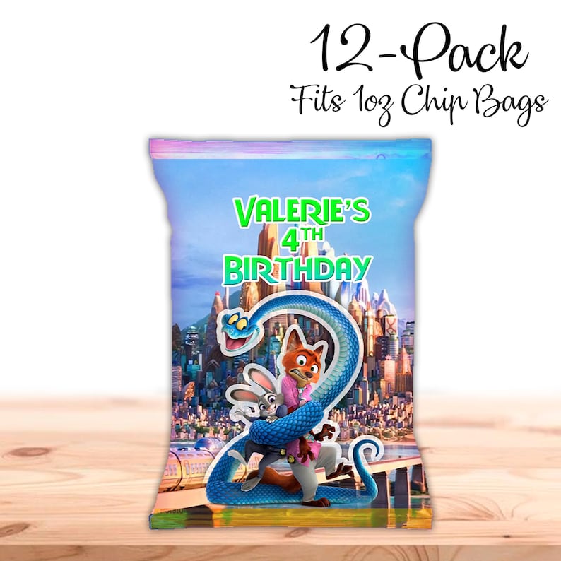 K&ouml;nnte beinhalten: Ein blauer Chipst&uuml;tenbeutel mit einem bunten Cartoon-Design mit einem Fuchs, einem Kaninchen und einer Schlange. Der Beutel tr&auml;gt den Text "Valerie's 4th Birthday" und "12-Pack Fits 1oz Chip Bags". Der Hintergrund zeigt eine Stadtlandschaft.
