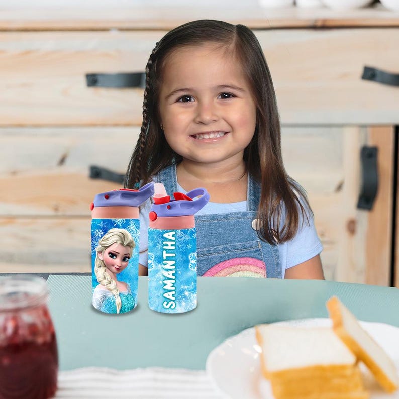 Puede incluir: Dos botellas de agua azules y rosas con un dise&ntilde;o de personaje de Frozen. Una botella tiene el nombre Samantha.
