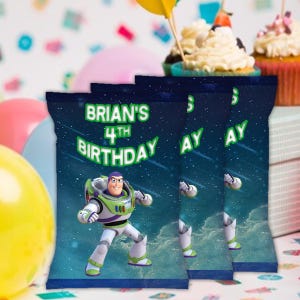 Peut inclure: Trois sacs de f&ecirc;te bleus et verts sur le th&egrave;me de l'espace. Les sacs pr&eacute;sentent une image de dessin anim&eacute; de Buzz l'&Eacute;clair de la franchise de films Toy Story. Le texte sur les sacs indique "BRIAN'S 4TH BIRTHDAY".
