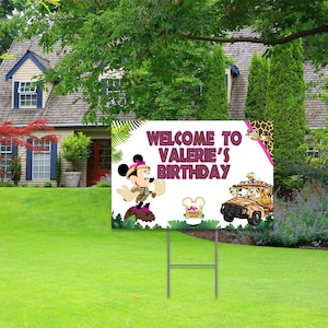 Peut inclure: Une pancarte d'accueil blanche sur le th&egrave;me de la jungle avec Mickey Mouse habill&eacute; en explorateur. La pancarte indique "Bienvenue &agrave; l'anniversaire de Val&eacute;rie" avec un logo de t&ecirc;te de Mickey Mouse.