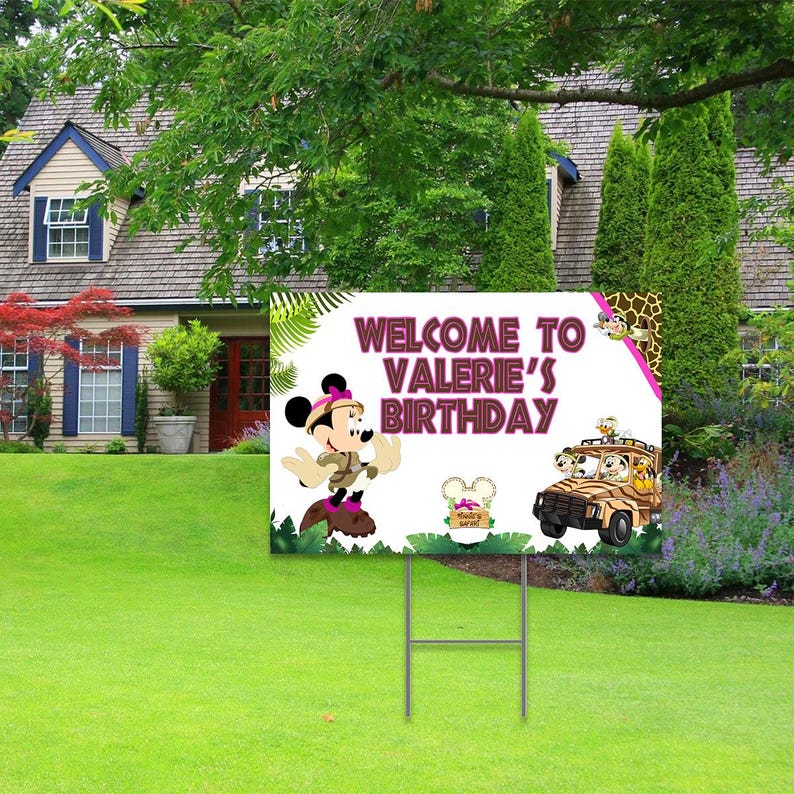 Peut inclure: Une pancarte d'accueil blanche sur le th&egrave;me de la jungle avec Mickey Mouse habill&eacute; en explorateur. La pancarte indique "Bienvenue &agrave; l'anniversaire de Val&eacute;rie" avec un logo de t&ecirc;te de Mickey Mouse.