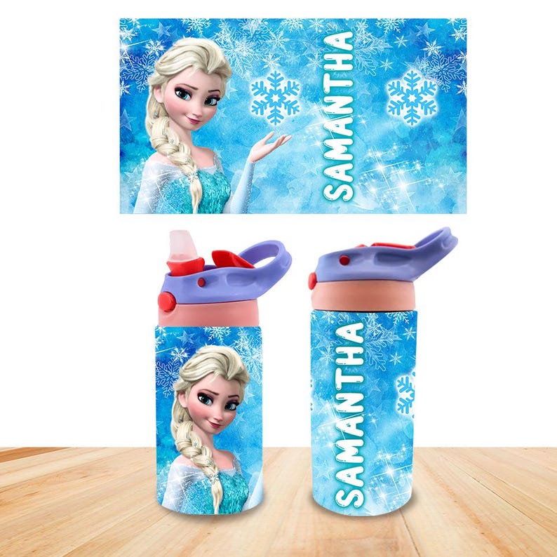 Puede incluir: Dos botellas de agua azules y moradas con una pajita y una tapa. Las botellas tienen un dise&ntilde;o de una ni&ntilde;a de dibujos animados con cabello rubio y un vestido azul. El texto "Samantha" est&aacute; en las botellas.