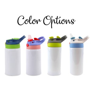 Puede incluir: Cuatro botellas de agua de acero inoxidable con tapas y pajitas de diferentes colores. Las tapas son verde, rosa, gris y azul. Las botellas son todas blancas.