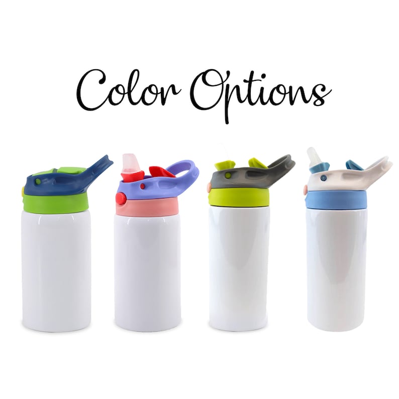 Puede incluir: Cuatro botellas de agua de acero inoxidable con tapas y pajitas de diferentes colores. Las tapas son verde, rosa, gris y azul. Las botellas son todas blancas.