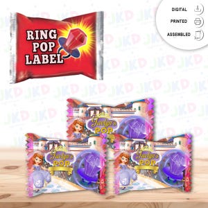 Może przedstawiać: Trzy fioletowe i różowe opakowania na cukierki Ring Pop z postacią księżniczki i wzorem zamku. Opakowania mają napis "Jaelyn's Pop".