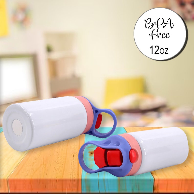 Puede incluir: Dos botellas de agua blancas de 12 onzas sin BPA con una tapa morada y rosa y un bot&oacute;n pulsador rojo. Las botellas est&aacute;n sobre una superficie de madera.