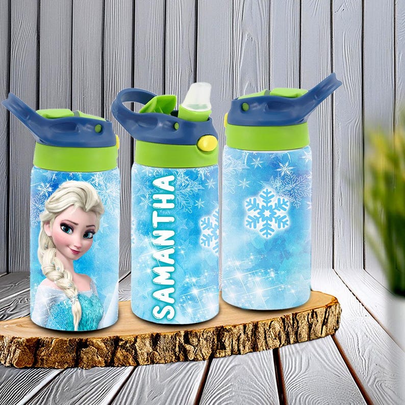 Puede incluir: Tres botellas de agua azules y verdes con un tema de Frozen. La botella de la izquierda tiene una imagen de Elsa de Frozen. La botella del medio tiene el nombre Samantha. La botella de la derecha tiene un dise&ntilde;o de copo de nieve.