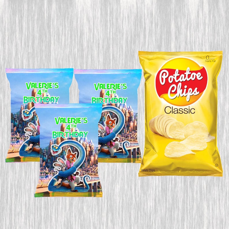 K&ouml;nnte beinhalten: Vier individuelle Party-Geschenkt&uuml;ten mit dem Text "Valerie's 4th Birthday" und einem Cartoon-Fuchs und -Kaninchen. Eine gelbe T&uuml;te "Potato Chips Classic" ist ebenfalls im Bild.