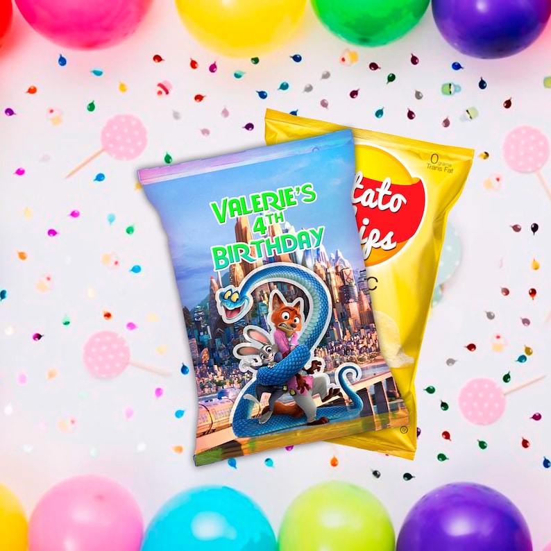 K&ouml;nnte beinhalten: Zwei Chipst&uuml;ten, eine blaue und eine gelbe, werden vor einem wei&szlig;en Hintergrund mit bunten Konfetti und Luftballons gezeigt. Auf der blauen T&uuml;te steht "Valerie's 4th Birthday" mit Zeichentrickfiguren. Die gelbe T&uuml;te hat ein rotes Logo.