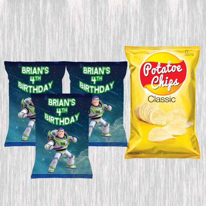 Peut inclure: Trois sacs de f&ecirc;te bleus et verts avec un personnage de ranger spatial et le texte "BRIAN'S 4TH BIRTHDAY". Un sac jaune de chips de pommes de terre avec le texte "Potatoe Chips Classic" est en arri&egrave;re-plan.